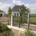 Chique poort op brug.