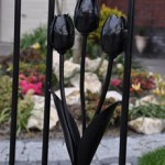 Detail van de gesmede tulpen die in het hek zijn verwerkt.