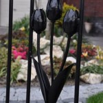 Detail van de gesmede tulpen die in het hek zijn verwerkt.