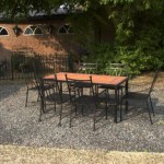 Smeedijzeren tuintafel met stoelen.